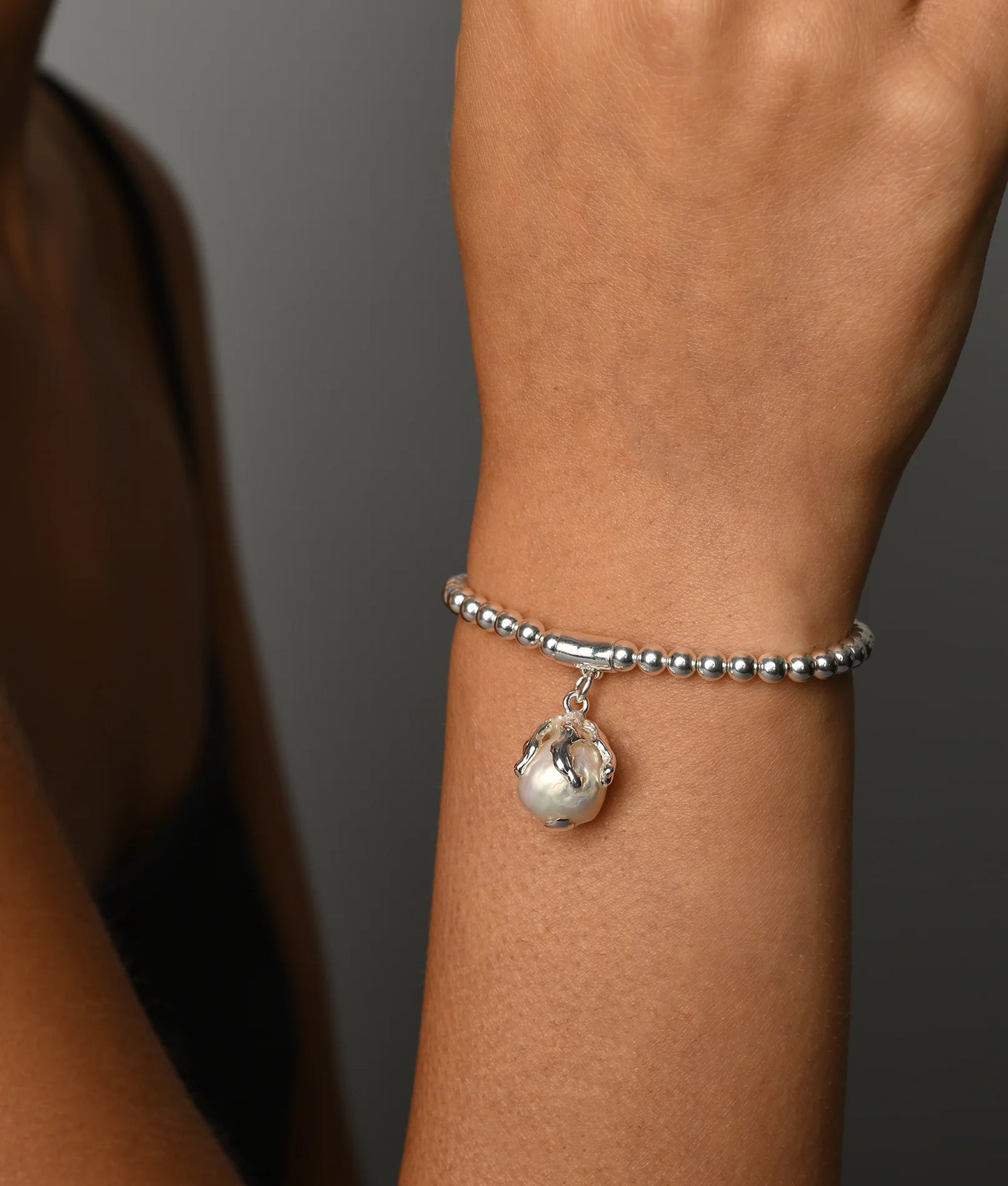 VT STRETCH BRACELET WITH BAROQUE PEARL