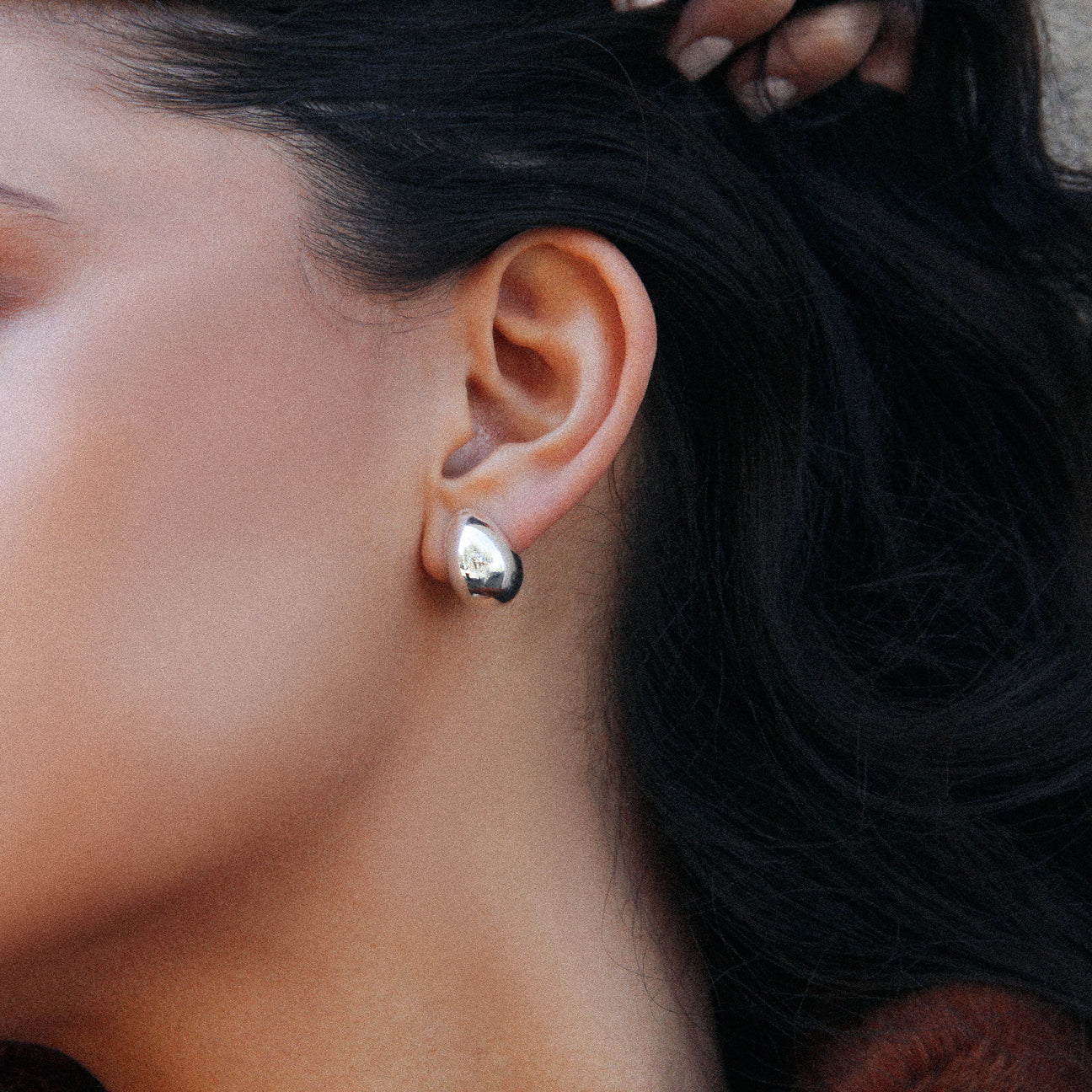 MODE HUGGIE EARRING
